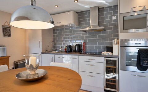 End Barn at Blackclough Farm: Køkken, Indretning, Væg, Møbel, Countertop, Gulvbelægning, Køkken Apparat, Cabinetry, Lysarmatur, Loft