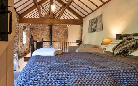 End Barn at Blackclough Farm: Møbel, Væg, Træ, Indretning, Etage, Soveværelse, Loft, Gulvbelægning, Seng, Belysning
