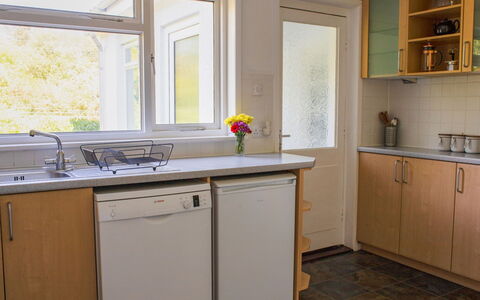 Creag Dubh: Countertop, Køkkenvask, Køkken, Cabinetry, Træ, Gulvbelægning, Indretning, Håndvask, Etage, Køkken Apparat