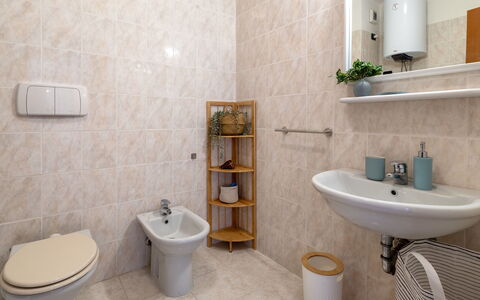 La Casa di Mimmo: Toiletbræt, Badeværelse, Sanitærarmatur, Gulvbelægning, Badeværelsesvask, Toilet, Håndvask, Etage, Indretning, Tap