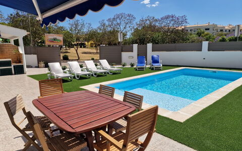 Elisia - Vip Properties: Svømmepøl, Fritid, Skygge, Kunstgræs, Udendørs Møbler, Udvej, Lawn, Backyard, Gård, Landscaping