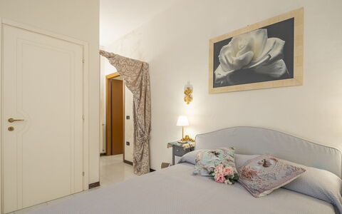 Casa Gioia In Lucca: Møbel, Indretning, Væg, Soveværelse, Træ, Seng, Etage, Værelse, Loft, Gulvbelægning