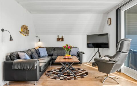Hannele - 10Km from the Sea: Møbel, Couch, Indretning, Gulvbelægning, Træ, Stue, Loft, Etage, Hjem, Belysning