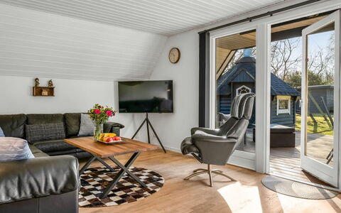 Hannele - 10Km from the Sea: Møbel, Indretning, Gulvbelægning, Træ, Etage, Loft, Couch, Trægulve, Stue, Værelse