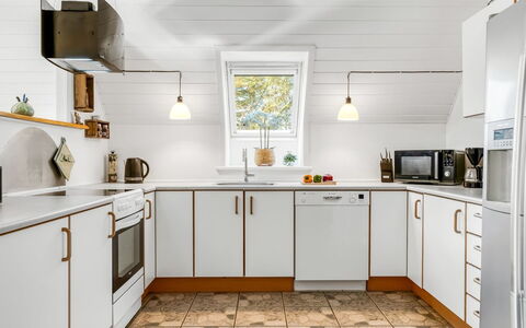 Hannele - 10Km from the Sea: Gulvbelægning, Køkken, Indretning, Træ, Større Bandage, Loft, Køkken Apparat, Countertop, Etage, Belysning