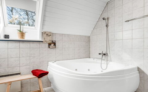Hannele - 10Km from the Sea: Gulvbelægning, Etage, Indretning, Sanitærarmatur, Badekar, Vvs, Loft, Værelse, Badeværelse, Tap