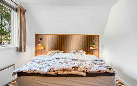 Hannele - 10Km from the Sea: Møbel, Indretning, Soveværelse, Træ, Seng, Gulvbelægning, Etage, Loft, Textile, Sengetøj