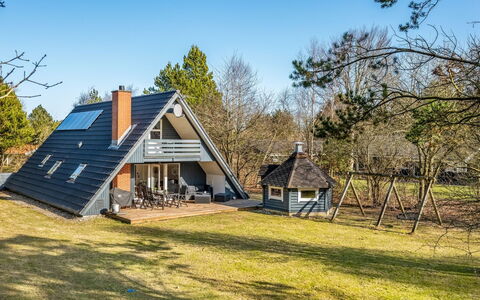 Hannele - 10Km from the Sea: Boligområde, Busk, Hus, Hjem, Have, Estate, Skygge, Landscaping, Lawn