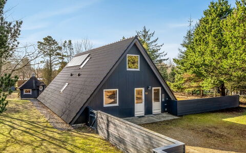 Hannele - 10Km from the Sea: Boligområde, Busk, Hus, Hjem, Have, Estate, Skygge, Landscaping, Lawn
