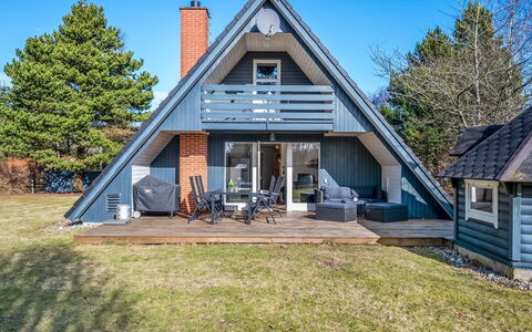 Hannele - 10Km from the Sea: Boligområde, Busk, Hus, Hjem, Have, Estate, Skygge, Landscaping, Lawn