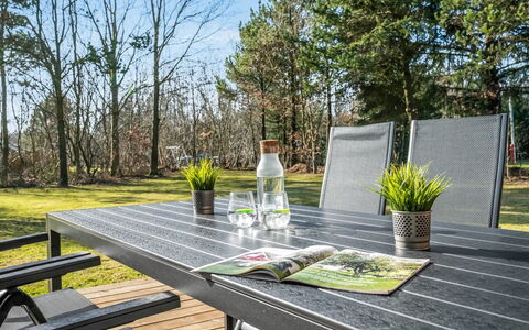 Hannele - 10Km from the Sea: Boligområde, Busk, Hus, Hjem, Have, Estate, Skygge, Landscaping, Lawn