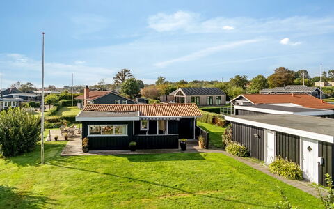 Thit - 90M from the Sea: Sommerhus, Backyard, Gård, Garden Bygninger, Skur, Sidespor, Udendørs Møbler, Bjælkehytte, Udendørs Struktur, Hytte