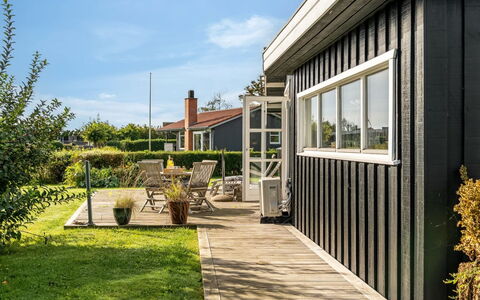 Thit - 90M from the Sea: Sommerhus, Backyard, Gård, Garden Bygninger, Skur, Sidespor, Udendørs Møbler, Bjælkehytte, Udendørs Struktur, Hytte