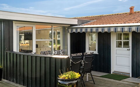 Thit - 90M from the Sea: Sommerhus, Backyard, Gård, Garden Bygninger, Skur, Sidespor, Udendørs Møbler, Bjælkehytte, Udendørs Struktur, Hytte