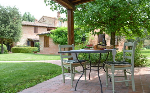 Oasi Della Pergola: Møbel, Udendørs Møbler, Bord, Stol, Udendørs Bord, Have, Backyard, Køkken & Spisebord, Skygge, Udendørs Struktur
