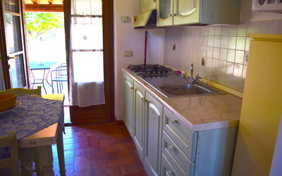 Nido: Køkken, Countertop, Træ, Gulvbelægning, Møbel, Indretning, Køkken Apparat, Køkkenvask, Etage, Større Bandage