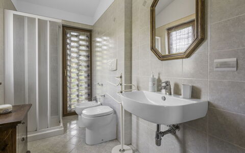 Casale La Canigiana, House, Pool, San Miniato: Badeværelse, Sanitærarmatur, Indretning, Gulvbelægning, Etage, Håndvask, Toilet, Badeværelsesvask, Tap, Toiletbræt