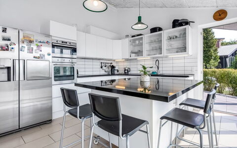 Jonce - 800M from the Sea: Køkken, Køkken Apparat, Møbel, Countertop, Indretning, Gulvbelægning, Større Bandage, Cabinetry, Loft, Etage