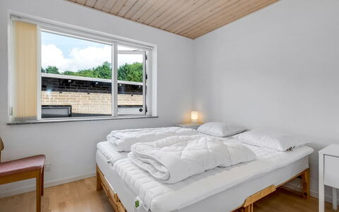 Jonce - 800M from the Sea: Træ, Soveværelse, Seng, Indretning, Loft, Etage, Gulvbelægning, Sengetøj, Bed Frame, Værelse