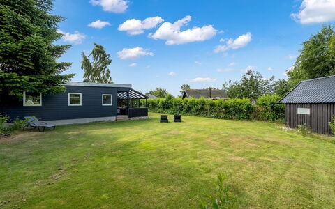 Nicklas - 250M from the Sea: Sommerhus, Backyard, Gård, Garden Bygninger, Skur, Sidespor, Udendørs Møbler, Bjælkehytte, Udendørs Struktur, Hytte