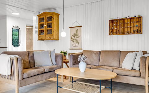 Nicklas - 250M from the Sea: Gulvbelægning, Møbel, Træ, Etage, Indretning, Couch, Stue, Hjem, Trægulve, Værelse