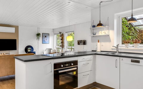 Nicklas - 250M from the Sea: Køkken, Køkken Apparat, Countertop, Gulvbelægning, Større Bandage, Indretning, Træ, Cabinetry, Loft, Husholdningsapparat