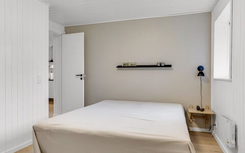Nicklas - 250M from the Sea: Møbel, Indretning, Væg, Gulvbelægning, Etage, Seng, Træ, Soveværelse, Loft, Værelse