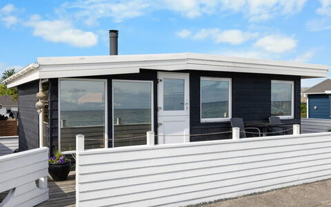 Folkhart - 10M from the Sea: Indretning, Loft, Lejlighed, Gulvbelægning, Møbel, Etage, Værelse, Belysning, Hjem, Couch