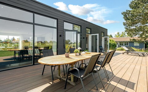 Milena - 1.5Km from the Sea: Bygning, Hus, Boligområde, Hjem, Busk, Tag, Sommerhus, Estate, Have