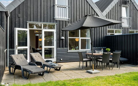 Lucjan - 800M from the Sea: Boligområde, Busk, Hus, Hjem, Have, Estate, Skygge, Landscaping, Lawn