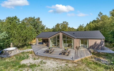 Aarthi - 575M from the Sea: Sommerhus, Backyard, Gård, Garden Bygninger, Skur, Sidespor, Udendørs Møbler, Bjælkehytte, Udendørs Struktur, Hytte