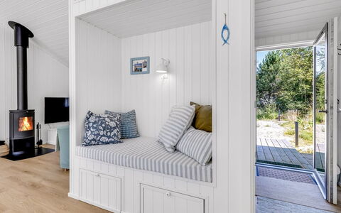 Aarthi - 575M from the Sea: Sommerhus, Backyard, Gård, Garden Bygninger, Skur, Sidespor, Udendørs Møbler, Bjælkehytte, Udendørs Struktur, Hytte