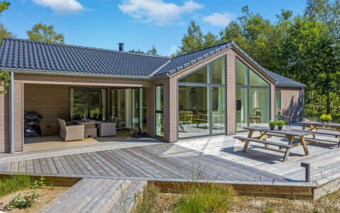 Aarthi - 575M from the Sea: Sommerhus, Backyard, Gård, Garden Bygninger, Skur, Sidespor, Udendørs Møbler, Bjælkehytte, Udendørs Struktur, Hytte