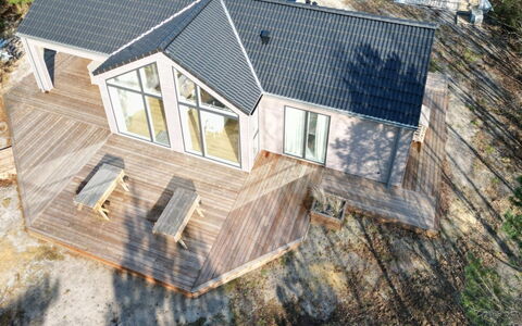 Aarthi - 575M from the Sea: Sommerhus, Backyard, Gård, Garden Bygninger, Skur, Sidespor, Udendørs Møbler, Bjælkehytte, Udendørs Struktur, Hytte