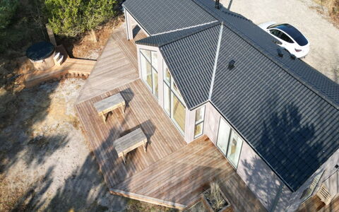 Aarthi - 575M from the Sea: Sommerhus, Backyard, Gård, Garden Bygninger, Skur, Sidespor, Udendørs Møbler, Bjælkehytte, Udendørs Struktur, Hytte
