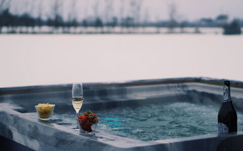 Fay - 900M from the Sea: Badekar, Jacuzzi, Afspejling, Svømmepøl, Sanitærarmatur, Aften