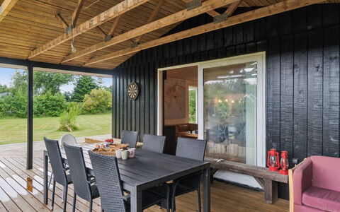Bruno - 400M from the Sea: Møbel, Indretning, Gulvbelægning, Træ, Værelse, Loft, Etage, Bord, Cabinetry, Belysning