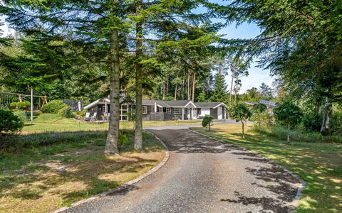 Bodulf - 850M from the Sea: Træ, Afdeling, Vejbelægning, Busk, Boligområde, Hjem, Sommerhus, Indkørsel, Have