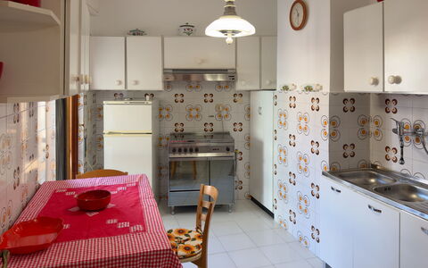 Casa Francy - Arma Di Taggia: Køkken, Større Bandage, Køkken Apparat, Indretning, Gulvbelægning, Træ, Countertop, Etage, Møbel, Cabinetry