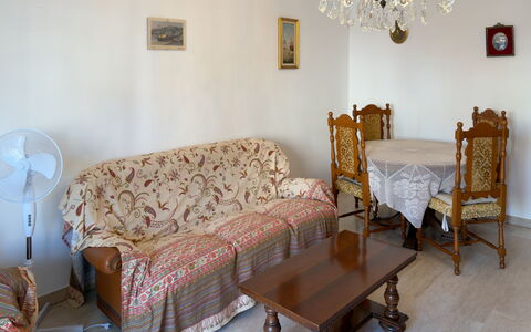 Casa Francy - Arma Di Taggia: Møbel, Indretning, Gulvbelægning, Etage, Træ, Couch, Værelse, Bord, Stue, Billedramme