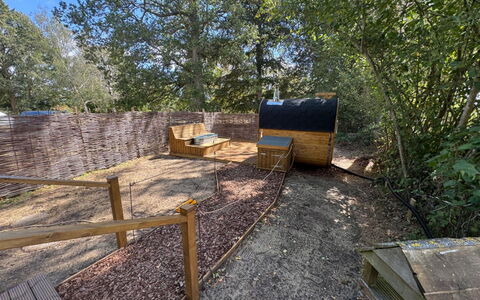 Hever Luxury Dome: Træ, Have, Backyard, Hegn, Landscaping, Gård, Home Fencing, Hårdttræ, Walkway, Tømmer