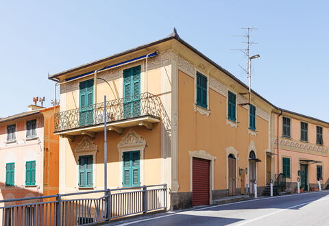 Newly Renovated Ocean View Flat: Væg, Bygning, Vindue, Facade, Kvarter, Stad, Boligområde, Hjem, Menneskelig Bosættelse, Urban Design