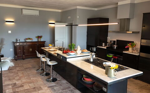 Villa Sassinoro: Møbel, Køkken, Countertop, Indretning, Gulvbelægning, Cabinetry, Træ, Køkken Apparat, Lysarmatur, Belysning
