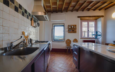 Mensano Old Town Apartment: Væg, Gulvbelægning, Køkken, Træ, Indretning, Countertop, Hjem, Etage, Loft, Møbel
