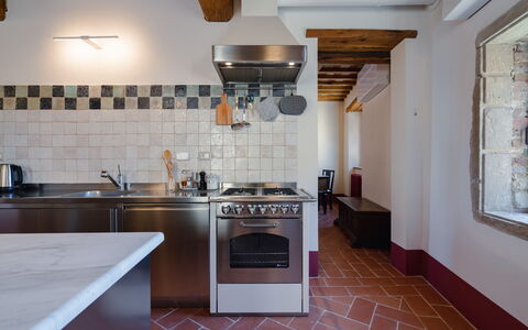 Mensano Old Town Apartment: Gulvbelægning, Køkken, Væg, Indretning, Etage, Træ, Countertop, Loft, Køkken Apparat, Komfur