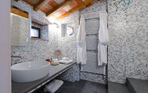 Mensano Old Town Apartment: Væg, Indretning, Gulvbelægning, Sanitærarmatur, Etage, Badeværelse, Belysning, Loft, Flise, Tap