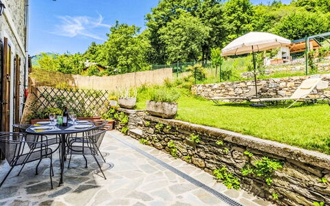 Beppe: Udendørs Møbler, Flise, Have, Cobblestone, Blomsterkrukke, Udendørs Bord, Stenmur, Stol, Backyard, Landscaping