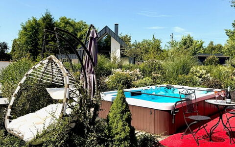Luxury Palace with Swimming Spa&Jacuzzi: Have, Svømmepøl, Udendørs Møbler, Busk, Møbel, Paraply, Stol, Backyard, Udvej, Landscaping
