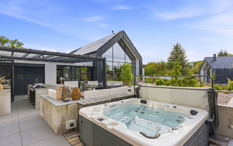 Luxury Palace with Swimming Spa&Jacuzzi: Svømmepøl, Udvej, Kompositmateriale, Skygge, Eco Hotel, Udendørs Møbler, Gårdhave, Gårdsplads, Design, Stol