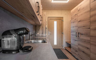 Appartement Erwin 649.3: Gulvbelægning, Træ, Indretning, Loft, Etage, Countertop, Køkken, Møbel, Belysning, Hjem